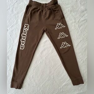Kappa logo sweatpants in chocolate brown. Size M. Great shape! See all photos